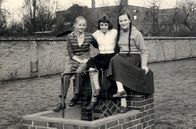 Wir Wunderkinder – "Kindheit in Berlin": Thekla Carola Wied (M.) wird 1944 in Breslau geboren. Ein Jahr später muss die Familie von dort fliehen. Die Anfänge in Berlin finden in ärmlichen Verhältnissen statt.
