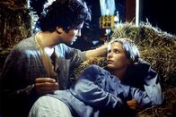 Rosamunde Pilcher: Stunden der Entscheidung – Sam (Timothy Peach) ist völlig gerührt, als er feststellt, dass Christabel (Valerie Niehaus) für ihn Heu eingefahren hat.