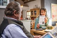 Watzmann ermittelt – Frühstück im Hause Beissl: Elisabeth (Barbara Weinzierl, r.) beschwert sich über den Reparaturstau. Beissl (Andreas Giebel, l.) will nur in Ruhe seine Zeitung lesen.