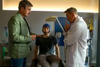 Der Bergdoktor – Dr. Martin Gruber (Hans Sigl, l.) und Dr. Alexander Kahnweiler (Mark Keller, r.) versuchen, die Ursache für Vinzent Neumüllers (Tom Böttcher, M.) Erschöpfungszustand herauszufinden.