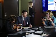 Criminal Minds – Versuchen alles, um einen Fall, bei dem mehrere Social-Media-Persönlichkeiten in Maryland tot aufgefunden wurden, zu lösen: Hotch (Thomas Gibson, 2.v.l.), JJ (AJ Cook, 2.v.r.), Garcia (Kirsten Vangsness, r.) und Kate (Jennifer Love Hewitt, l.) ...