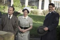 Father Brown – Dr. Henshaw (Adrian Rawlins, l.), Schwester Farrow (Helena Lymbery, M.) und Inspector Sullivan (Tom Chambers, r.) betrachten den Brunnen - voller Neugier auf den nächsten Hinweis.