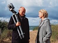 Der Bernsteinfischer – Karoline (Sonsee Neu) ist auf Anhieb fasziniert von dem geheimnisvollen Fotografen Jacob Thiele alias Tom Reuter (Heiner Lauterbach).