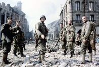 Der Soldat James Ryan – Captain Miller (Tom Hanks, M.) und seine Männer Mellish (Adam Goldberg, l.) und Sergeant Horvath (Tom Sizemore, r.) können James Ryan (Matt Damon, 3.v.r.) auffinden, doch noch immer befinden sie sich tief in Feindesland ...