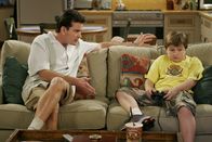 Two and a Half Men – Nachdem Alan vom Dach gestürzt ist, verspricht Charlie (Charlie Sheen, l.) ihm, an seiner Stelle für Jake (Angus T. Jones, r.) zu sorgen, ohne zu wissen, dass der in einer Phase ist in der er seine Eltern mit seiner Eigenwilligkeit auf harte Geduldsproben stellt ...