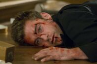 The Strangers – Der Mummenschanz setzt James (Scott Speedman) gewaltig zu. Hat er noch eine Chance, seinen motivlosen Feinden zu entkommen?