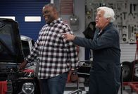Last Man Standing – Chuck Larabee (Jonathan Adams, l.); Joe (Jay Leno, r.)
