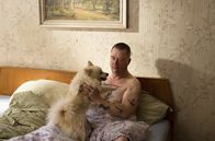 Herbert – Herbert (Peter Kurth) spielt mit Marlenes Hund.
