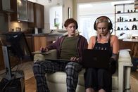 Dead Pixels – Nicky (Will Merrick) versucht Meg (Alexa Davies) zu trösten, nachdem mit ihr Schluss gemacht wurde.