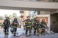 9-1-1 Notruf L.A. – L-R: Evan 'Buck' Buckley (Oliver Stark), Henrietta 'Hen' Wilson (Aisha Hinds), Bobby Nash (Peter Krause), Eddie Diaz (Ryan Guzman) und Howie 'Chimney' Han (Kenneth Choi)