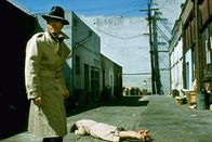 Der Clou – Johnny Hooker (Robert Redford, l.) macht eine grausame Entdeckung: Loretta (Dimitra Arliss) liegt leblos auf der Erde ...