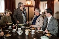Father Brown – Mrs. Rudge (Lynda Baron, 2.v.l.) will sich für die unfaire Behandlung bei der Quizshow rächen und konfrontiert Joyce Merriman (Jessica Turner, l.), Richie Queenan (Arthur Bostrom, 2.v.r.) und Jeremy Meyhew-Bowman (Simon Bubb, r.). Sie ahnt noch nicht, welch grausames Schicksal sie bald erleiden muss.