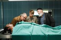 Rentnercops – Klaus Schmitz (Hartmut Volle, l.), Vicky Adam (Katja Danowski, M.) und Reinhard Bielefelder (Bill Mockridge, r.) begutachten die Leiche von Pippo (Komparse).