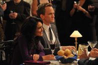 How I Met Your Mother – Hat ihre Beziehung noch eine Chance? Barney (Neil Patrick Harris, r.) und Nora (Nazanin Boniadi, l.) ...