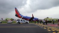 Über den Wolken – Nachdem der Reifen des Front-Fahrwerks abgefallen ist, rutscht Southwest-Airlines-Flug 345 auf dem Rumpf etwa 800 Meter über die Landebahn des LaGuardia Airports in New York City.
