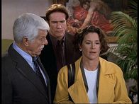 Diagnose: Mord – Mark (Dick Van Dyke, l.) und Steve (Barry Van Dyke, M.) begegnen Vanessa (Stephanie Zimbalist, r.) mit Skepsis: Sie gibt vor, von Scotland Yard zu sein.
