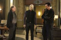The Strain – Abraham (David Bradley, l.) und Fet (Kevin Durand, r.) suchen nach der Ladung des ägyptischen Schiffs, während Quinlan (Rupert Penry-Jones, M.) sich mit den Folgen eines Betrugs auseinandersetzten muss ...