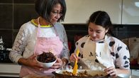 Zu Tisch ... – Zu Tisch Strassburg – Frankreich Die Früchte für den Berawecka werden eingelegt Copyright: SRF/Berlin Producers Media/Verena Mayer