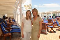 Das Traumschiff – Vor der Geburt des Babys möchten die Schwestern Marie (Johanna-Christine Gehlen, l.) und Sarah (Katharina Abt, r.) noch einen entspannten Urlaub genießen.