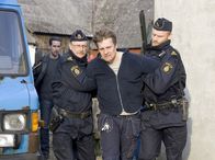 Mankells Wallander – rbb Fernsehen MANKELLS WALLANDER - Uhr. Stefan Lindman (Ola Rapace, links) und sein uniformierter Kollege Svartman (Frederik Gunnarson, rechts) nehmen den zwielichtigen Schul-Hausmeister (Stefan Gödicke) fest, der als Drahtzieher in einem Kinderprostitutions-Ring tätig war.