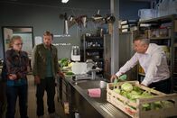 Notruf Hafenkante – Alex Schulte (Tim Wilde, r.) macht Betty (Lilly Joan Gutzeit, l.) und ihrem Freund Carlo (Max Kupfer, M.) klar, dass seine Geschäfte die beiden gar nichts angehen.