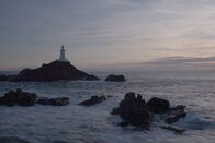 Die Inseln der Queen – Der Leuchtturm La Corbière ist bei Hochwasser völlig vom Festland abgetrennt.