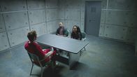 MacGyver – Um MacGyver zu helfen, den Maulwurf der U.S. Regierung finden, verhören Bozer (Justin Hires, l.) und Riley (Tristin Mays, r.) Auftragskiller Murdoc (David Dastmalchian, l.). Kann er ihnen behilflich sein?