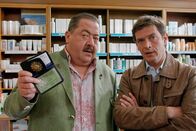 Die Rosenheim-Cops – (v.li.): Die Kommissare Korbinian Hofer (Joseph Hannesschläger) und Christian Lind (Tom Mikulla) ermitteln im beruflichen Umfeld der Toten.