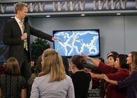 How I Met Your Mother – Gibt alles, um für Nora da zu sein: Barney (Neil Patrick Harris, l.) ...
