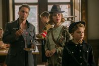 Jojo Rabbit – (v.l.n.r.) Hauptmann Klenzendorf (Sam Rockwell); Rosie (Scarlett Johansson); Jojo (Roman Griffin Davis)