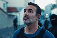 November – Übernächtiger Polizist: Jean Dujardin als Fred