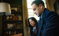 Elementary – Als ein Botanik-Professor und dessen Studentengruppe tot aufgefunden werden, beginnt für Sherlock Holmes (Jonny Lee Miller, r.) und Joan Watson (Lucy Liu, l.) die Suche nach dem Mörder ...