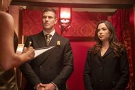 Navy CIS: Origins – Special Agent Leroy Jethro Gibbs (Austin Stowell, l.); Special Agent Lala Dominguez (Mariel Molino, r.)