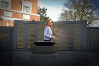 Under the Dome – Die Traumaspezialistin Christine Price (Marg Helgenberger) möchte den Menschen in Chester's Mill helfen, oder?; Die Traumaspezialistin Christine Price (Marg Helgenberger) möchte den Menschen in Chester's Mill helfen, oder?
