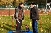 Rentnercops – Hanno Hinrichs (Carlo Lobo, l.) bedroht Reinhard Bielefelder (Bill Mockridge, r.) beim Hundetraining.
