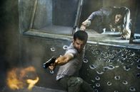Total Recall – 2084: Fabrikarbeiter Douglas Quaid (Colin Farrell, l.) hegt den Traum, einmal als Geheimagent unterwegs zu sein und sucht das Unternehmen "Rekall" auf, das falsche Erinnerungen implantiert. Dabei erfährt er jedoch seine wahre Identität: Er ist eigentlich Agent Hauser, der Regierungschef Cohaagen verraten und sich den Rebellen (Jessica Biel, r.) angeschlossen hat ...