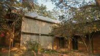 Visionen bauen – Das aus lokalen Rohstoffen gebaute Wall House der Architektin Anupama Kundoo, vereint moderne Ästhetik mit traditioneller Nachhaltigkeit.