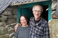 Die Inseln der Queen – Andrea und Roger Holden vor ihrer Weberei