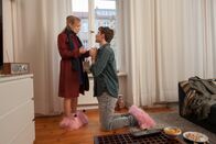 Dating Alarm – Kaum hat sich Hannah (Friederike Kempter, l.) ernsthaft verliebt, da machen ihr auch schon ihre diversen Liebschaften (August Wittgenstein, r.) mehr oder weniger interessante Heiratsanträge ...