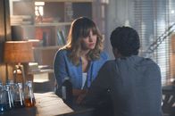 Scorpion – Während Paige (Katharine McPhee, l.) und all seine Freunde gegen einen unbekannten Virus kämpfen, bekommt Walter (Elyes Gabel, r.) einen unerwarteten Brief ...