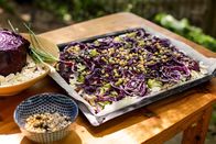 Zu Tisch ... – Das Künstlerpaar Ana Vrbaski und Marko Dinjaski serviert eine vegane Gemüsetorte.