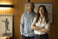 Frau Jordan stellt gleich – David Ohlert (Malick Bauer, l.); Eva Jordan (Katrin Bauerfeind, r.)
