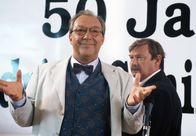 Das Traumpaar – Beim 50-jährigen Schuljubiläum muss Erwin (Jaecki Schwarz, links) seinem Freund Günther (Wolfgang Winkler) zur Hilfe eilen.