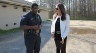 Abgründe - Unfassbare Verbrechen – Aphrodite speaks with Lt. Gwinn outside of the laundromat.