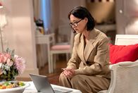 Sturm der Liebe – Sophia (Krista Birkner) muss mit dem Schlimmsten rechnen, als der Boss des Syndikats ihr Angebot ablehnt.