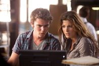 Armageddon 2012 – Andy (Cameron Bright,l.) und Wissenschaftlerin Chloe (Julia Benson)
