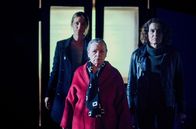 Tatort – Diesmal ist es kein freundschaftlicherer Besuch im Präsidium: Johanna Stern (Lisa Bitter, l.) und Lena Odenthal (Ulrike Folkerts, r.) bringen Lenas Tante (Ursula Werner, m.) zum Verhör.