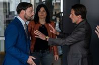 Letzte Spur Berlin – Oliver Radek (Hans-Werner Meyer, r.) und Mina Amiri (Jasmin Tabatabai, M.) versuchen den aufgebrachten Kanzlei-Partner Roman Oellert (Simon Eckert, l.) zu beruhigen.