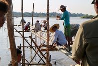 GEO Reportage – Erbaut wird der Brückenbelag aus Bambusgeflecht, das zwischen Pfosten aus Holzstämmen gespannt wird.