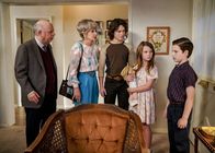 Young Sheldon – (v.l.n.r.) Dr. Sturgis (Wallace Shawn); Meemaw (Annie Potts); Georgie (Montana Jordan); Missy (Raegan Revord); Sheldon (Iain Armitage)